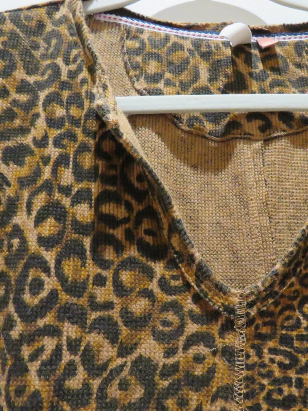 ANTHROPOLOGIE PILCRO Split Neck Waffle Leopard Print Top Small Mob Wives Casual - Picture 4 of 12
